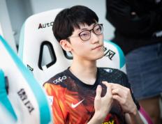  重返赛场引爆全场！，Doinb意外战胜加拿大队赛场气氛高涨